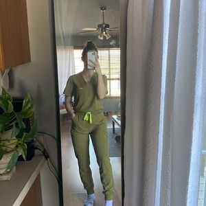 Martini olive // FIGS scrub set